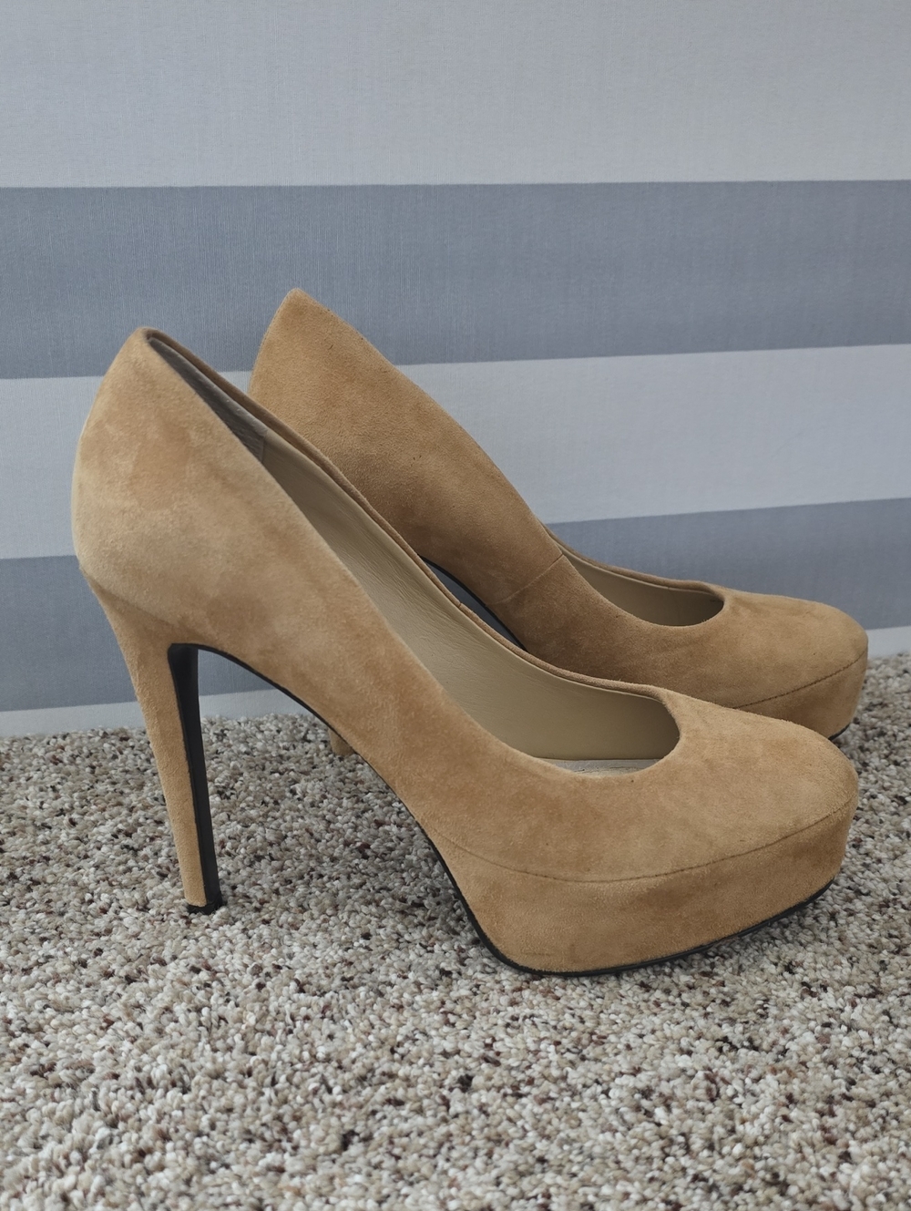 Diane Von Furstenberg Sz 8 (Run Small Imo) Suede Heels.